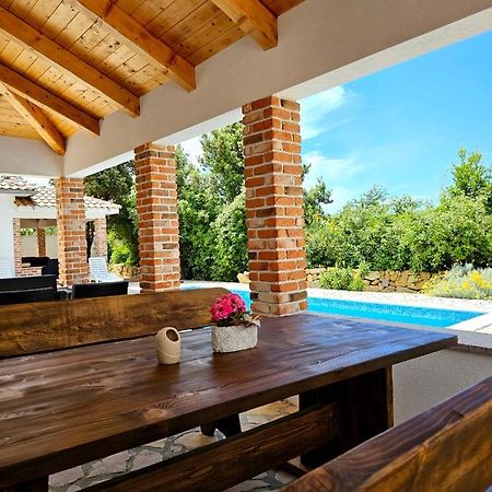 Holiday Homes Sintija Kampor Exterior photo