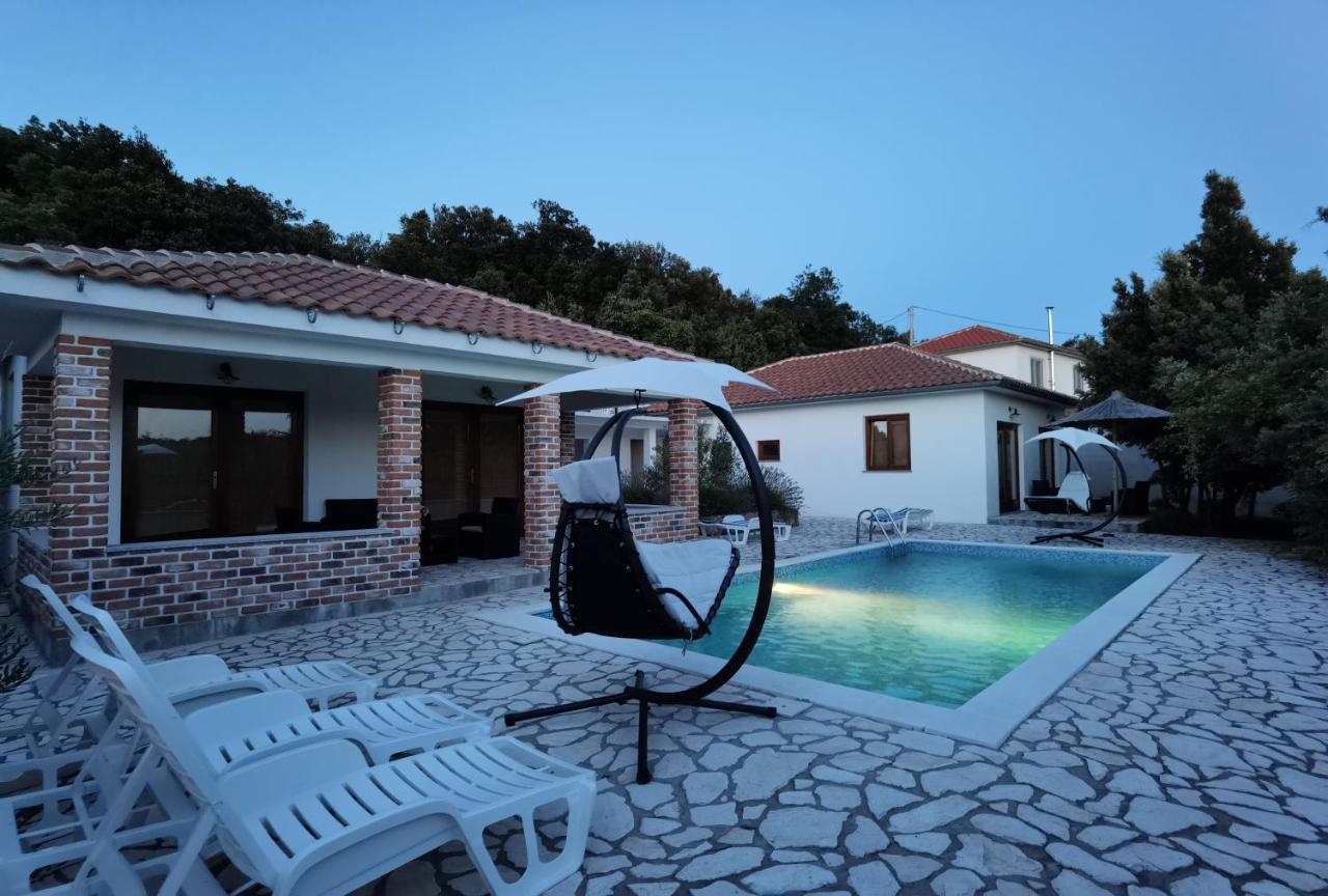 Holiday Homes Sintija Kampor Exterior photo