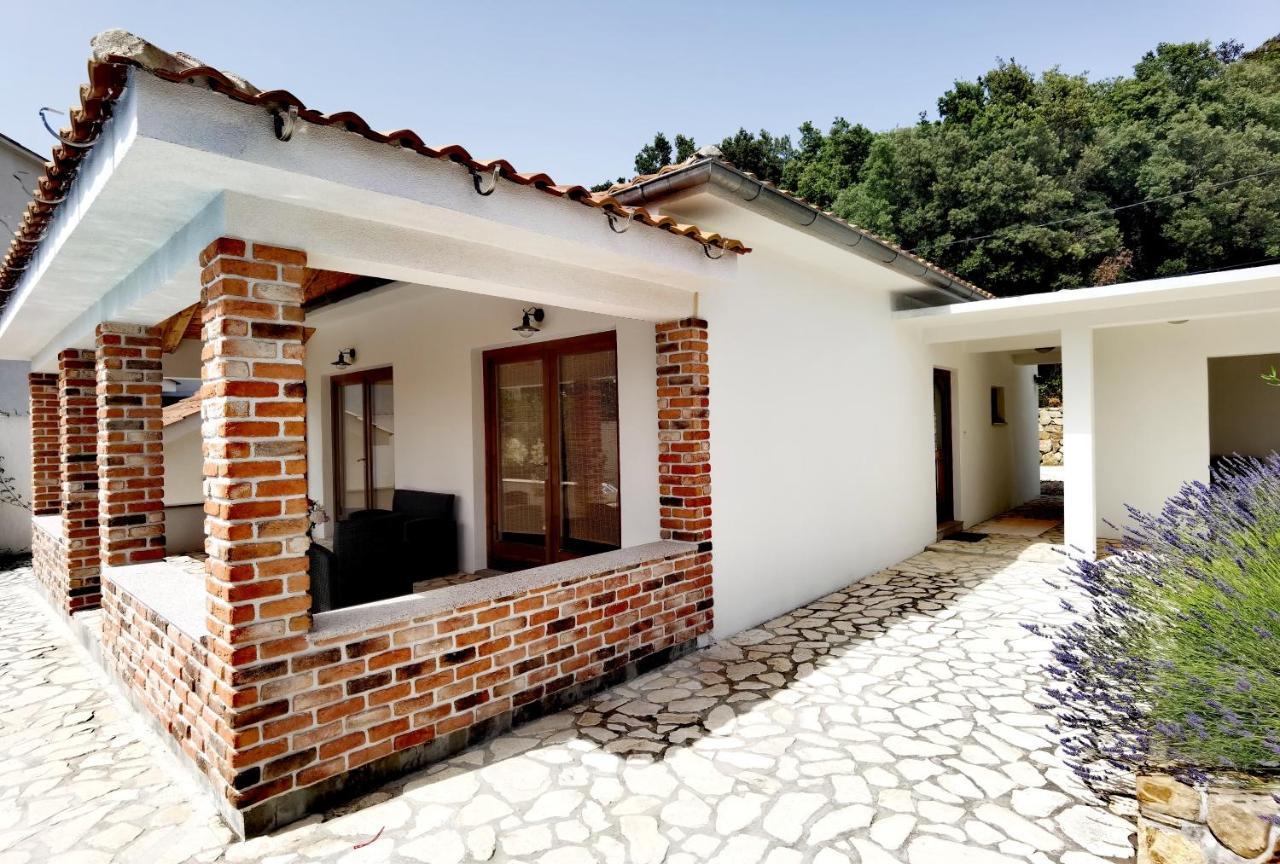 Holiday Homes Sintija Kampor Exterior photo