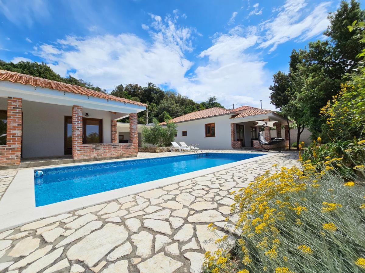 Holiday Homes Sintija Kampor Exterior photo