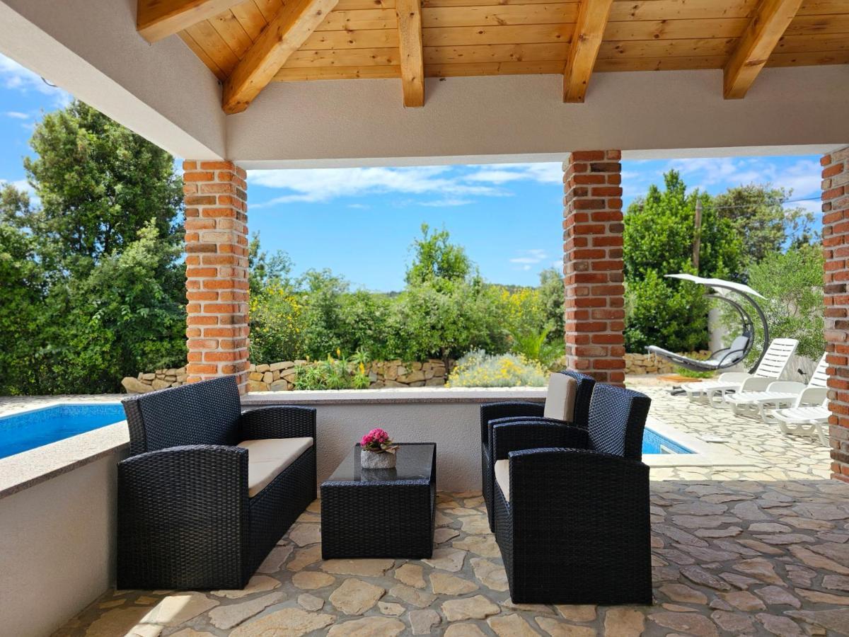 Holiday Homes Sintija Kampor Exterior photo